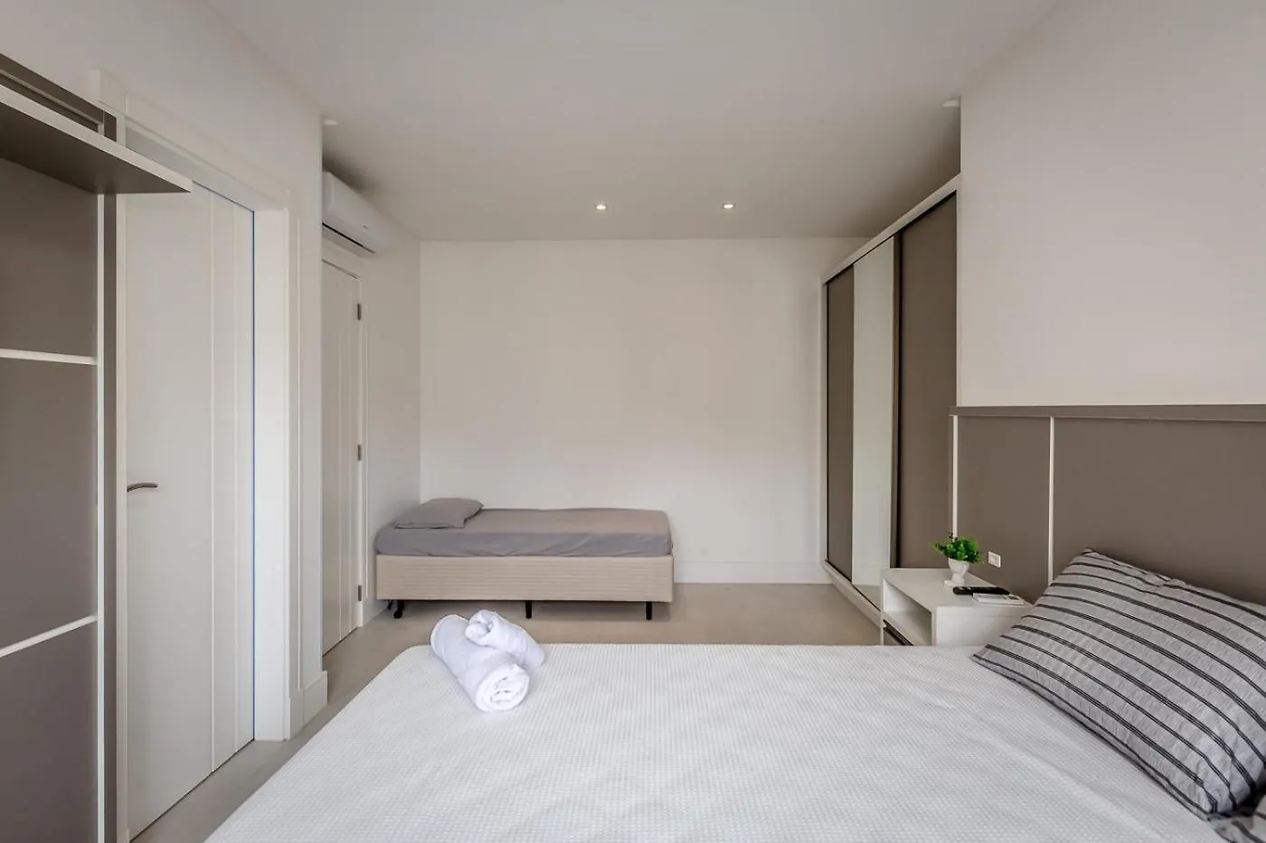 Apartamento 3 Suites, Amplo Para Toda A Familia, No Coracao De Meia Praia Itapema